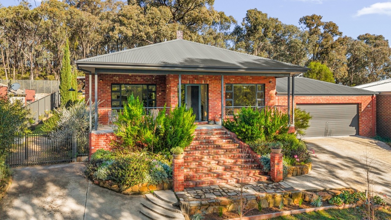 12 Bronwyn Court, Spring Gully, Vic 3550, thumbnail 3 of 4